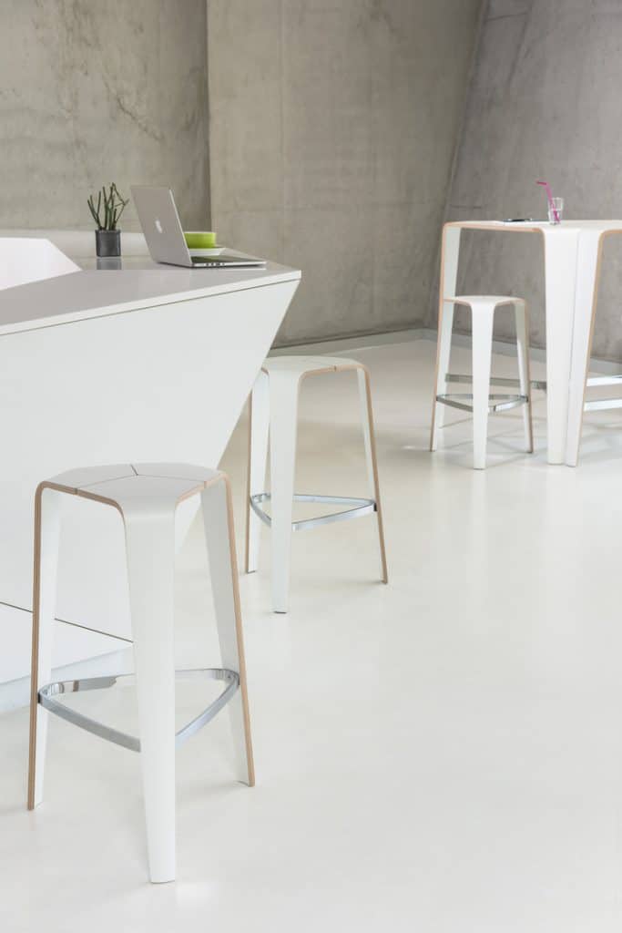 Tabouret de cafétéria en bois