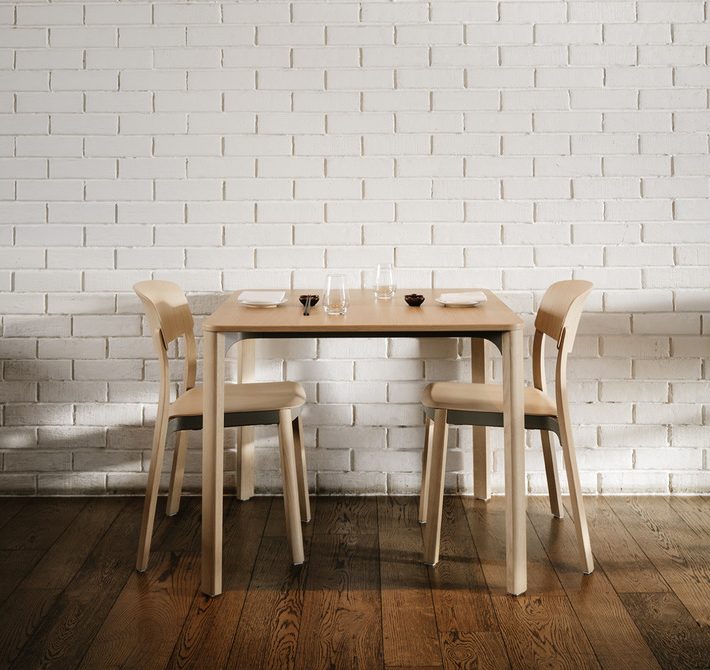 Chaise en bois pour les espaces informels