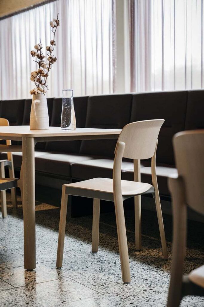Chaise de cafétéria en bois Nate