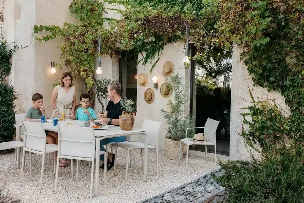Table pour les espaces extérieurs.