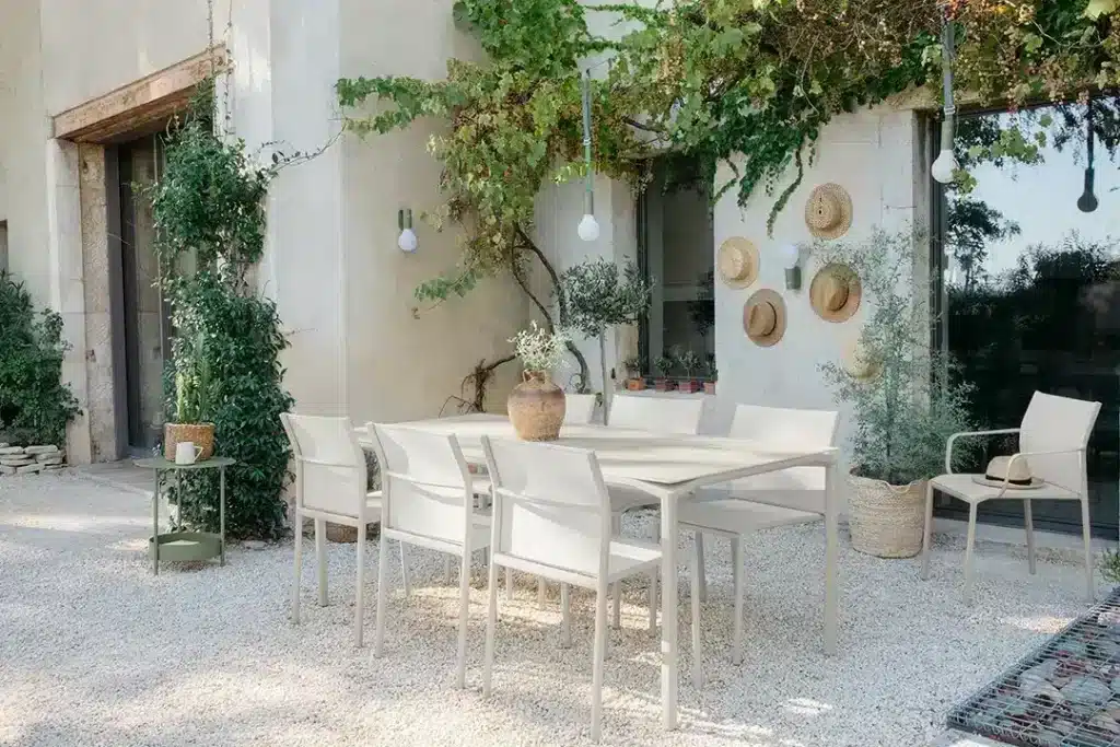 Table pour les espaces extérieurs.