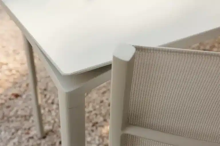 Table pour les espaces extérieurs.
