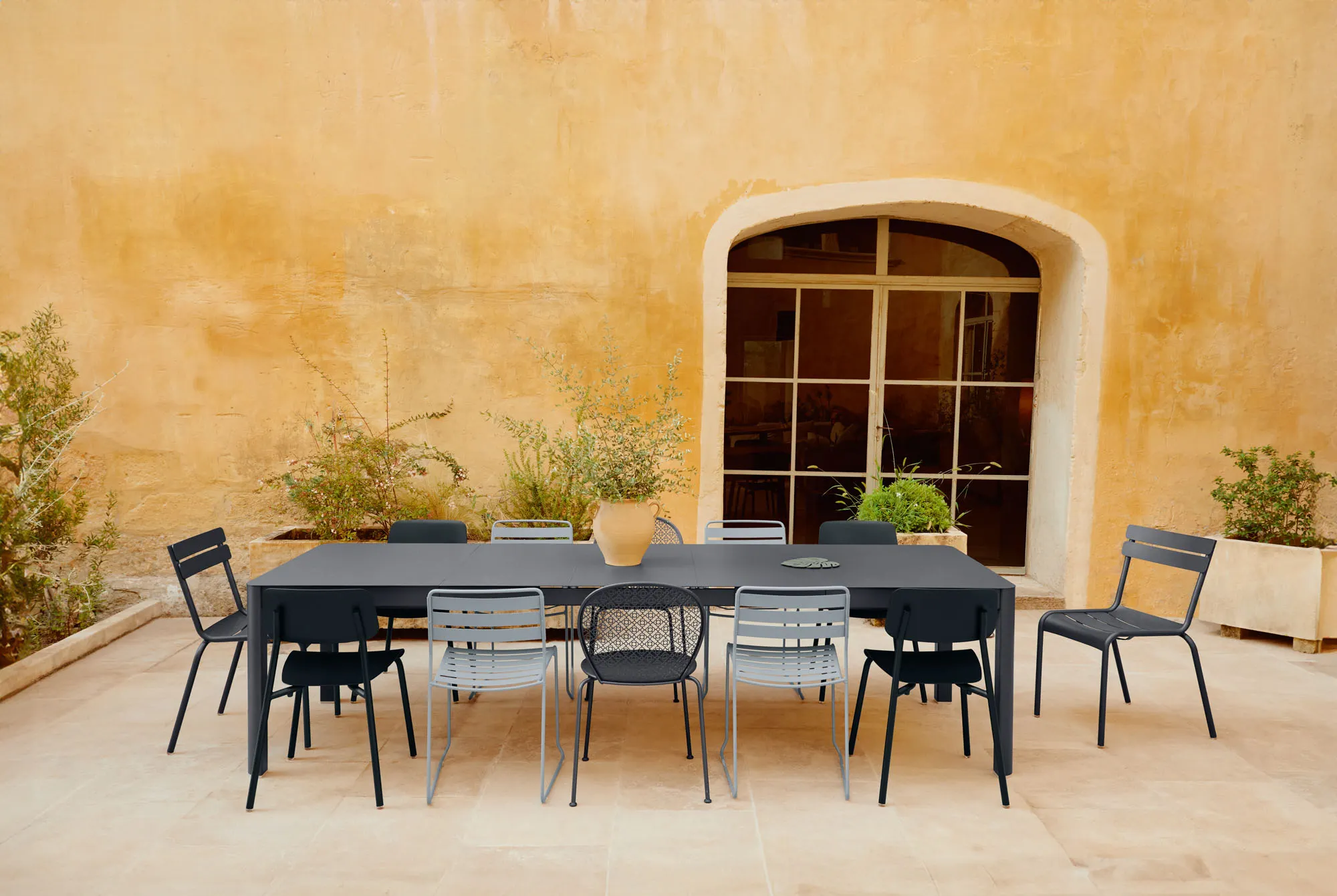 Grande table d'extérieur