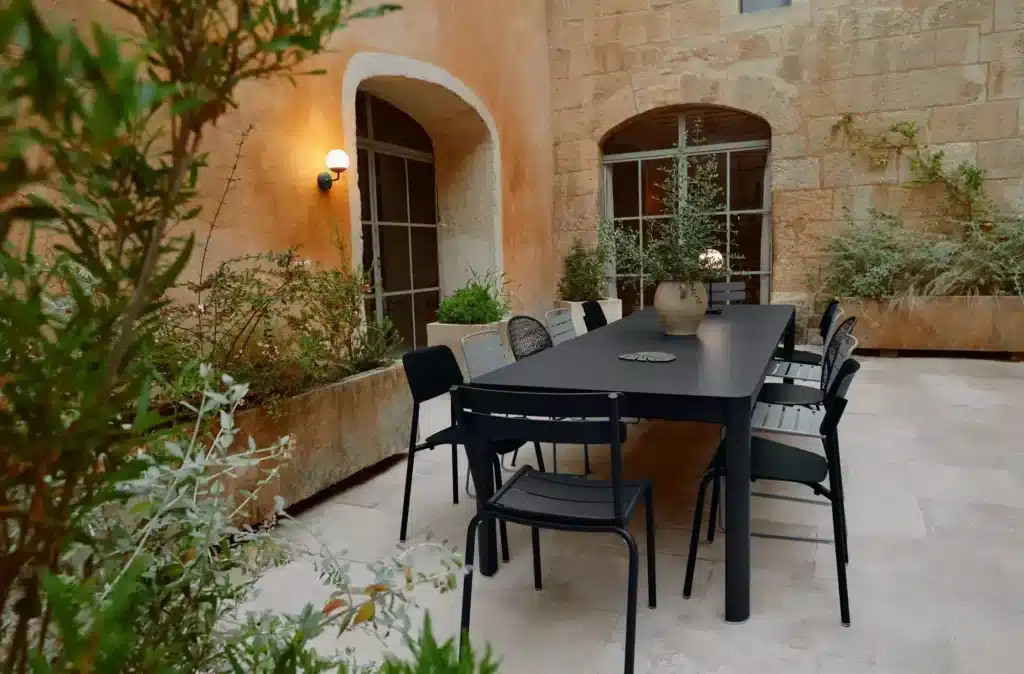 Table pour les espaces extérieurs