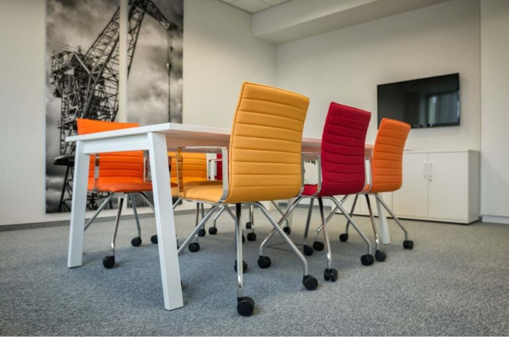 Chaise de réunion sur roulettes
