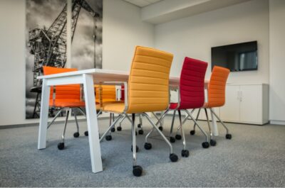 Chaise de réunion sur roulettes