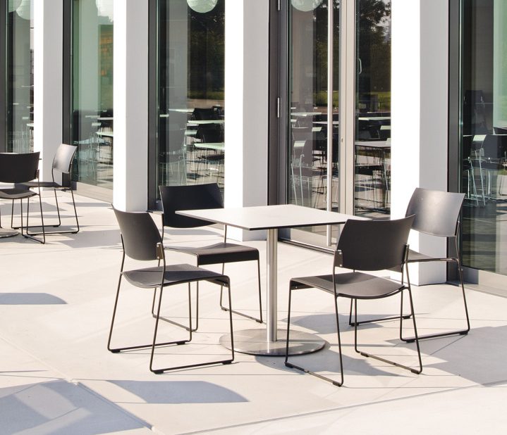 Table de bistro extérieur