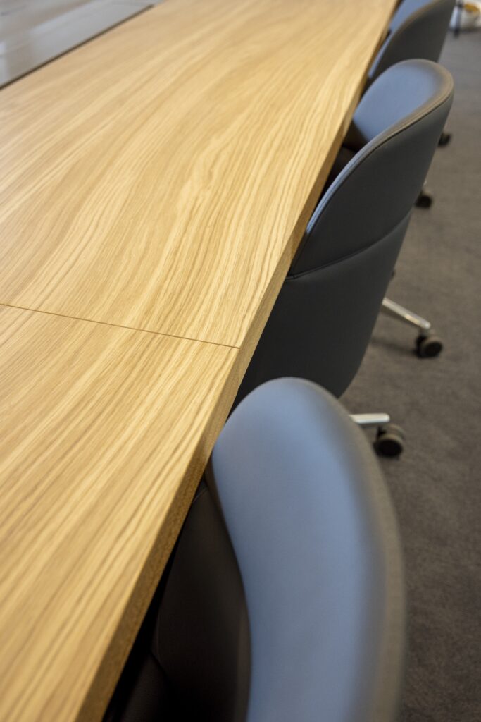Installation table de réunion sur mesure