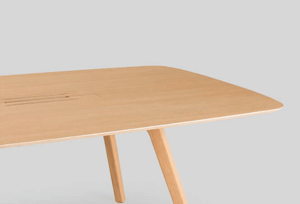 Table en bois pour les espaces de réunion